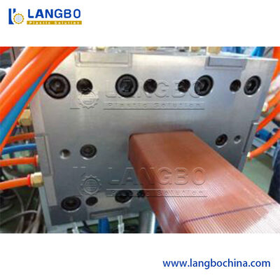 WPC Decking Machine. Controllato raffreddamento per ridurre la deformazione della tavola