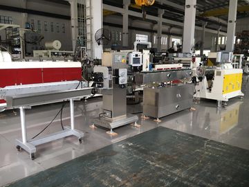 Linea di plastica dell'estrusione del tubo del PVC con la lama per sega che taglia controllato pneumatico, fabbricazione del tubo del PVC