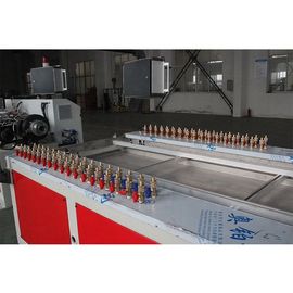 Espulsore di profilo della linea/WPC dell'estrusione di profilo del PVC di produzione del pannello di parete che fa macchina