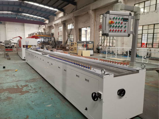 Macchina per la produzione di profilati di estrussione di cavi in PVC di plastica