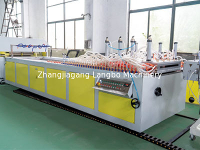 Macchina per la produzione di profili industriali in PVC per dimensioni personalizzate di profili