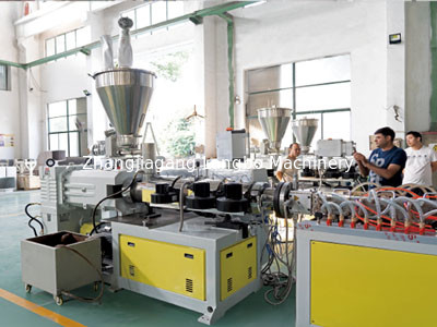 Macchina per la produzione di profili industriali in PVC per dimensioni personalizzate di profili