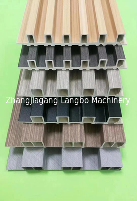 La linea automatica dell'estrusione di produzione di profilo del PVC impermeabilizza per il pannello di parete