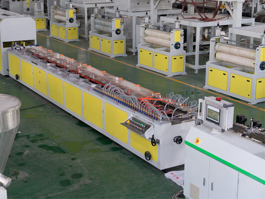 Motor Power Full Automatic PVC Plastic Profile Extrusion Production Line per una produzione di altissimo livello