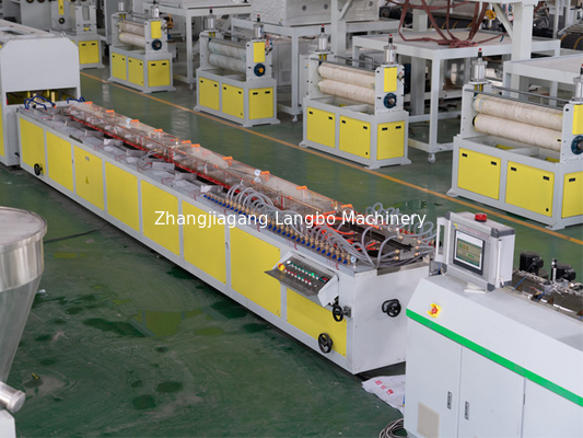 Siemens Motor Power Full Automatic PVC Plastic Profile Extrusion Production Line per una produzione di altissimo livello
