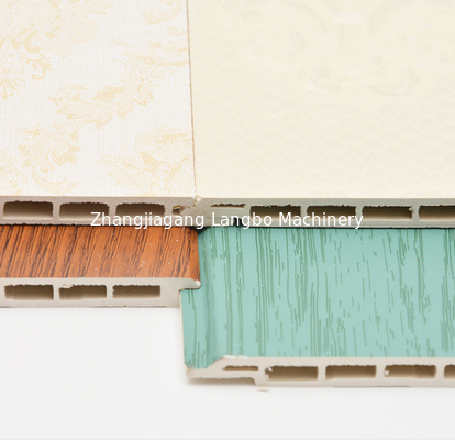 Macchina per l'estrusione di pannelli per pareti di porte di soffitto in PVC